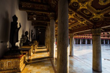 Bangkok, Tayland 'daki Mermer Tapınak' ın mavi gökyüzü bulutlu Wat Benchamabophit tapınağı