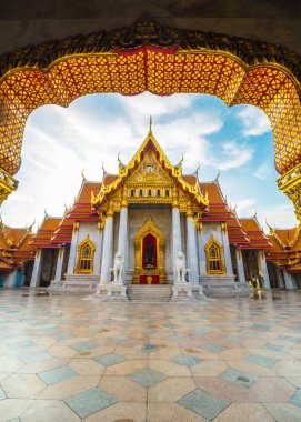 Bangkok, Tayland 'daki Mermer Tapınak' ın mavi gökyüzü bulutlu Wat Benchamabophit tapınağı