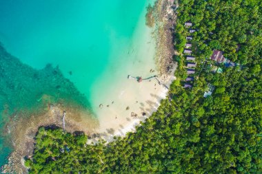 Deniz beyazı kumsal turkuvaz suyu. Palmiye yazı tatil konsepti hava manzaralı.