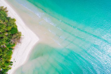 Deniz beyazı kumsal turkuvaz suyu. Palmiye yazı tatil konsepti hava manzaralı.