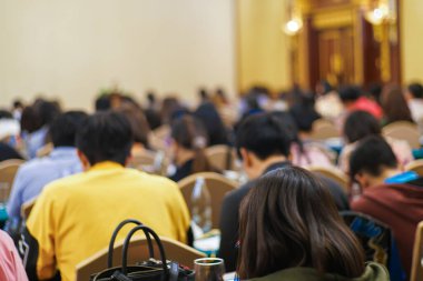 Soyut bulanık insanlar otel odası iş eğitiminde seminerde oturuyorlar.