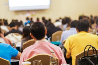 Soyut bulanık insanlar otel odası iş eğitiminde seminerde oturuyorlar.