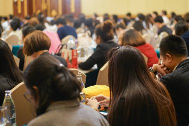 Soyut bulanık insanlar otel odası iş eğitiminde seminerde oturuyorlar.
