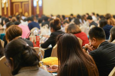 Soyut bulanık insanlar otel odası iş eğitiminde seminerde oturuyorlar.