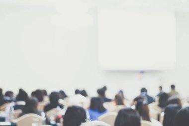 Soyut bulanık insanlar otel odası iş eğitiminde seminerde oturuyorlar.