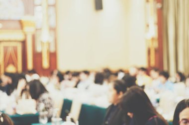 Soyut bulanık insanlar otel odası iş eğitiminde seminerde oturuyorlar.
