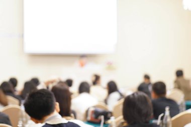 Soyut bulanık insanlar otel odası iş eğitiminde seminerde oturuyorlar.