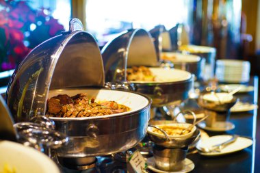 İnsanlar otel restoranında açık büfe yemek ve salata yer. Seminer, yemek ve içecek endüstrisi.
