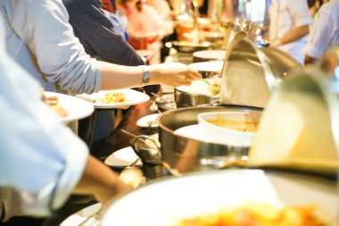 İnsanlar otel restoranında açık büfe yemek ve salata yer. Seminer, yemek ve içecek endüstrisi.