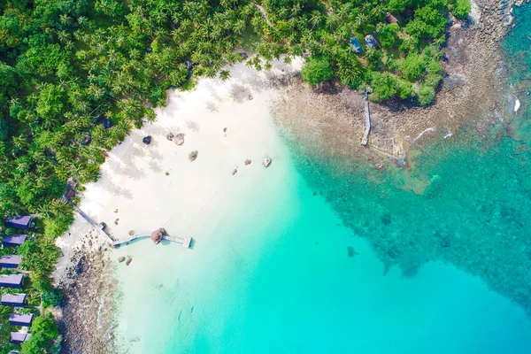 Deniz beyazı kumsal turkuvaz suyu. Palmiye yazı tatil konsepti hava manzaralı.