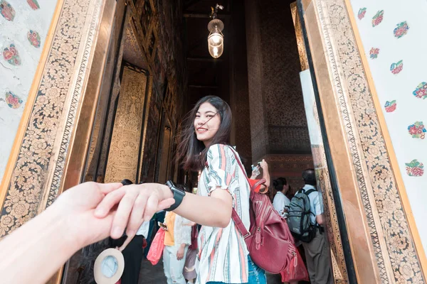 Krásná Asijská Žena Vedoucí Muž Ruka Cestovat Buddhistickém Chrámu Bangkok — Stock fotografie