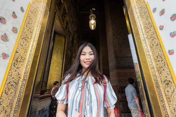 Прекрасна Мандрівниця Рюкзаками Яка Подорожує Буддійським Храмом Бангкоку Таїланд — стокове фото