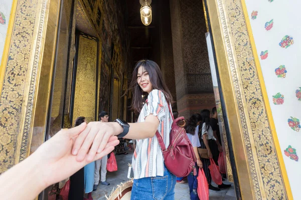 Schöne Asiatische Frau Führt Mann Hand Buddhistischen Tempel Bangkok Thailand — Stockfoto