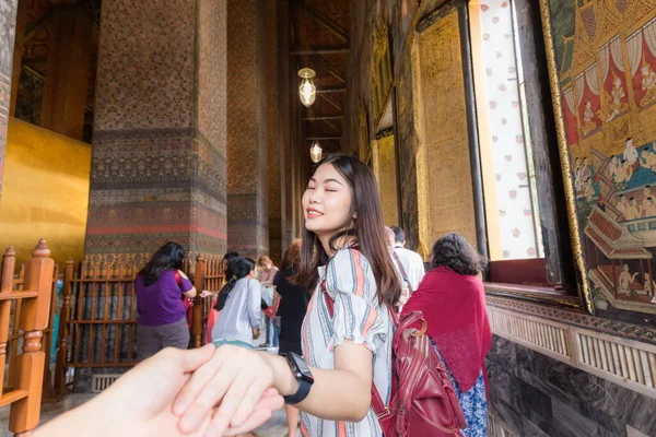 Mooie Aziatische Vrouw Leidt Man Hand Reizen Boeddhistische Tempel Bangkok — Stockfoto