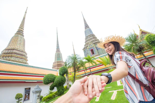 Bela Mulher Asiática Levando Homem Mão Para Viajar Templo Budista — Fotografia de Stock