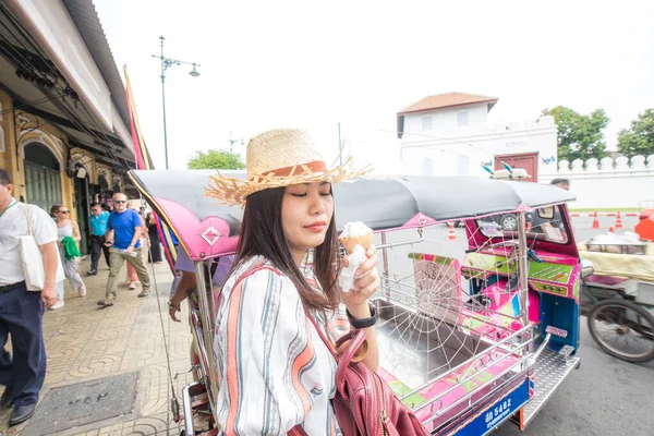 Asijské Cestovatel Žena Chůze Ulici Potravin Jíst Zmrzlinu Slunečný Den — Stock fotografie