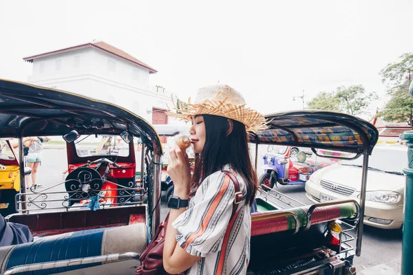 Aziatische Reiziger Vrouw Wandelen Straat Eten Ijs Zonnige Dag Bangkok — Stockfoto