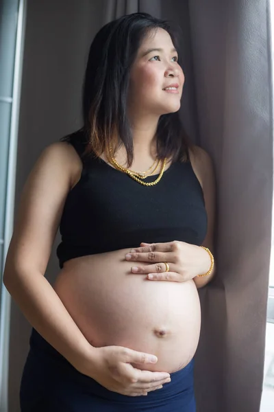 Feliz Sonrisa Pragnant Asiático Mujer Acogedor Habitación Esperanza Recién Nacido — Foto de Stock