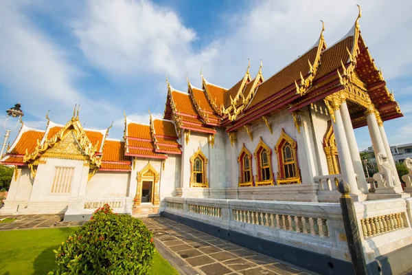 Bangkok, Tayland 'daki Mermer Tapınak' ın mavi gökyüzü bulutlu Wat Benchamabophit tapınağı