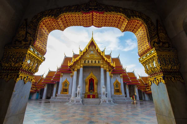 Bangkok, Tayland 'daki Mermer Tapınak' ın mavi gökyüzü bulutlu Wat Benchamabophit tapınağı