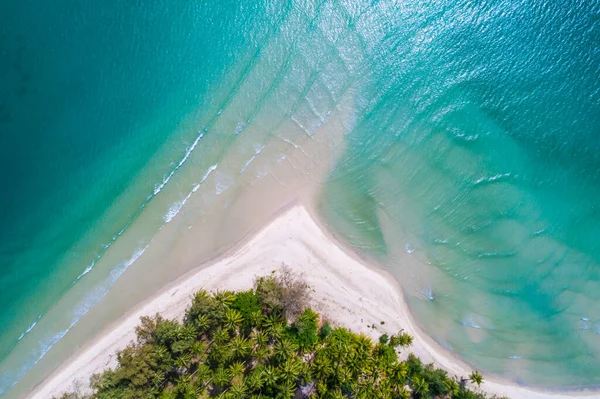ヤシの夏の休暇のコンセプトを持つ海の白い砂浜ターコイズブルーの水空中ビュー — ストック写真