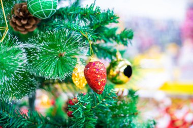 Noel ağacı dalında top ve hediye süsüyle çam ağacı mutlu xmas