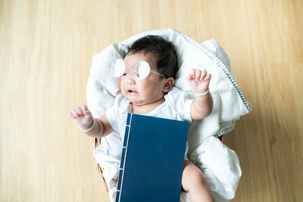 Neonato Bambino Sdraiato Coperta Legno Cestino Vista Dall Alto Asiatico — Foto Stock