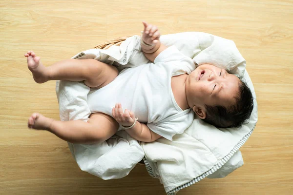 Pasgeboren Baby Jongen Liggend Deken Hout Mand Top Uitzicht Aziatische — Stockfoto