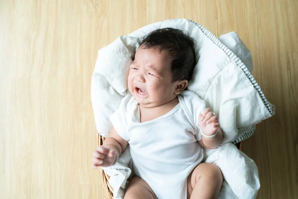 Pasgeboren Baby Jongen Liggend Deken Hout Mand Top Uitzicht Aziatische — Stockfoto