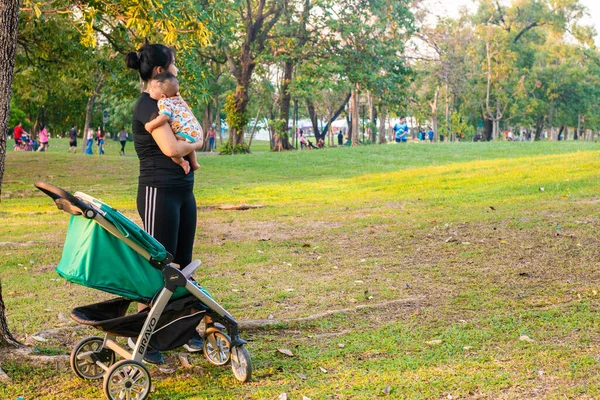 Азиатская Мама Проводит Малыша Отдых Городском Парке — стоковое фото
