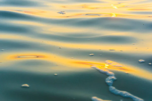 Plajda Bulanık Deniz Dalgası Gün Batımı Işık — Stok fotoğraf
