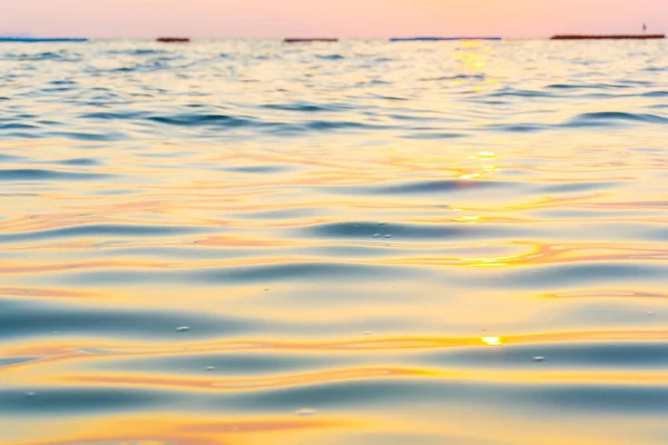 ビーチサンセット上の青い海の波光自然感情抽象的な背景 — ストック写真