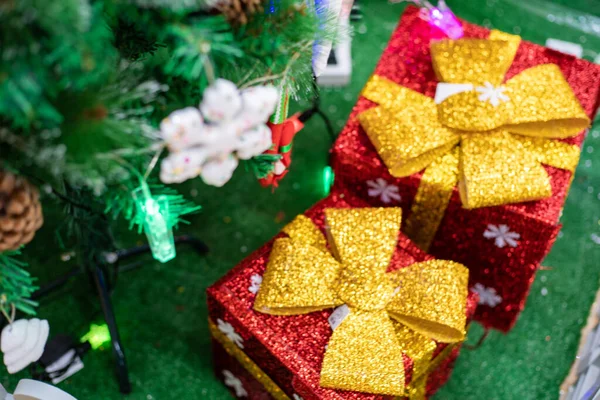 Weihnachtsbaum Zweig Mit Kugel Und Geschenkschmuck Auf Kiefer Frohe Weihnachten — Stockfoto