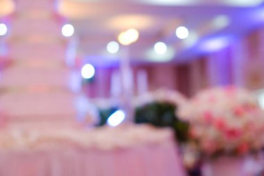 Bulanık pembe pasta düğün töreninde Bokeh ile aşk geçmişi