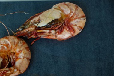 Siyah tabakta ızgara yapılmış karides karidesi.