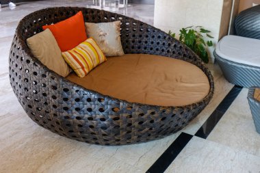 Rahat odada yastıklı kanepe modern ev oturma odası