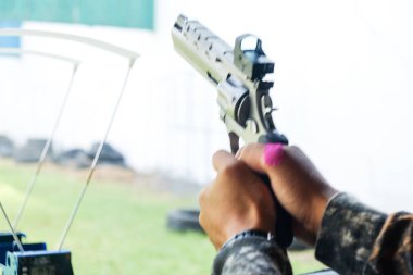 Atış merkezindeki savunma taliminde hız testi yapılmış bir tabanca.