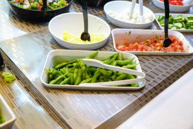 Salata barında soslu renkli sebzeler sağlıklı yiyecekler.