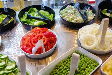 Salata barında soslu renkli sebzeler sağlıklı yiyecekler.