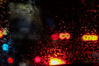 Araç taşıma geçmişindeki bulanık gece yağmuru şehir yolu görüntüsü