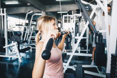 Sporcu kadın spor salonunda güçlü ve sağlıklı bir yaşam tarzına sahip.