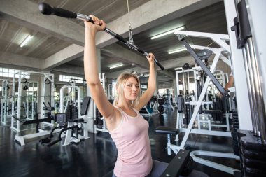 Sporcu kadın spor salonunda güçlü ve sağlıklı bir yaşam tarzına sahip.