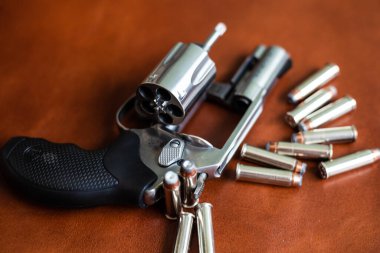 .357 magnum gizli savunma küçük silah ceket kutsal nokta kurşun kahverengi deri üzerinde