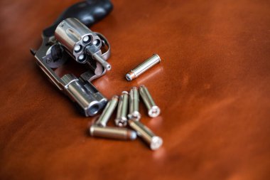 .357 magnum gizli savunma küçük silah ceket kutsal nokta kurşun kahverengi deri üzerinde