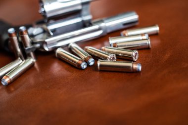 .357 magnum gizli savunma küçük silah ceket kutsal nokta kurşun kahverengi deri üzerinde