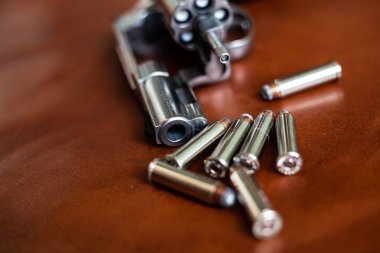 .357 magnum gizli savunma küçük silah ceket kutsal nokta kurşun kahverengi deri üzerinde