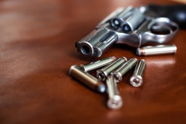 .357 magnum gizli savunma küçük silah ceket kutsal nokta kurşun kahverengi deri üzerinde