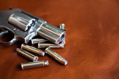 .357 magnum gizli savunma küçük silah ceket kutsal nokta kurşun kahverengi deri üzerinde