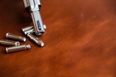 .357 magnum gizli savunma küçük silah ceket kutsal nokta kurşun kahverengi deri üzerinde