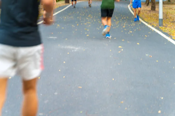 Αφηρημένη Θολή Άνθρωποι Τρέχουν Δημόσια Πράσινο Δέντρο Πάρκο Άσκηση Εξωτερική — Φωτογραφία Αρχείου